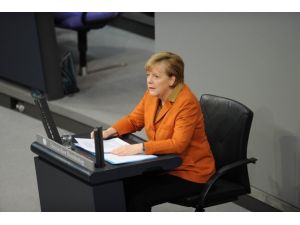 Merkel'den NSA'nın dinleme faaliyetlerine eleştiri
