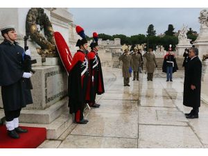Cumhurbaşkanı Gül Meçhul Asker Anıtı'na çelenk koydu
