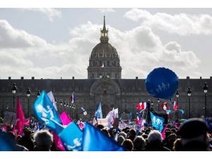 Fransa'da hükümet aleyhinde gösteri