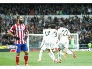 Real Madrid final kapısını araladı