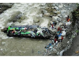 Nepal'de otobüs nehre yuvarlandı