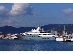 Şeyhin 110 metrelik lüks yatı marinalara sığmadı