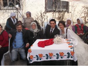 Ahmet ve Züleyha Köy Düğünüyle Evlendiler