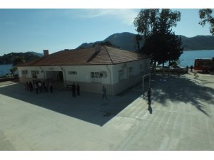 CHP Adayı Ali Acar virane okula hayat verdi