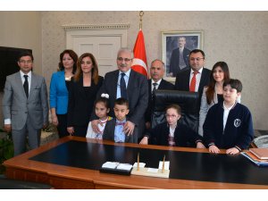 Öğrencilere Vali Güvençer’e makamında çiçek verdi