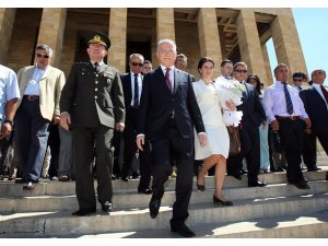 Anıtkabir'i ziyaret etti