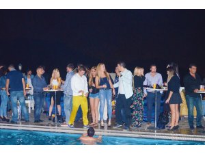 Sabaha Kadar Havuz’da Eğlendiler