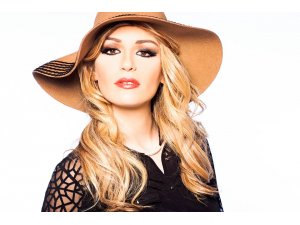 Hacer Tülü ilk solo albümü MABED ile iddialı geliyor.