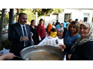 Ufuk koleji aşure dağıttı