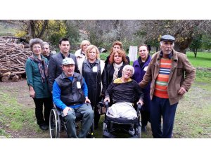 Madenzede engellinin tekerlekli sandalye sevinci