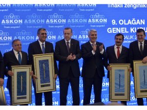 Cumhurbaşkanı Erdoğan'dan Necmeddin Şimşek'e Plaket