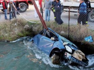 Otomobille kanala uçtu!