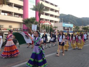 Halk dansları festivali renkli görüntülerle başladı