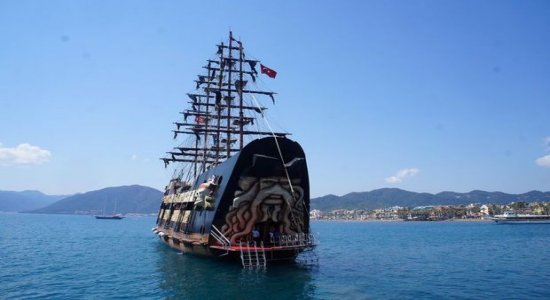 Marmaris'te korsan gemisi Barbossa