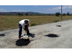 DEDİĞİNİ YAPTI. YOL İÇİN ELİNE KÜREK ALDI