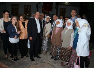 Vali Çiçek ve eşi Hülya Çiçek şehit aileleri içim verilen iftar yemeğine katıldı