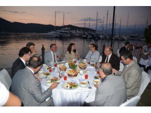 Vali Çiçek  ve Eşi  "İyilik Sofrası"nda iftar yaptı