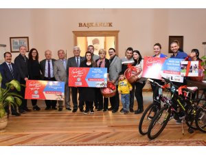 Şanslı sevgililer ödüllendirildi