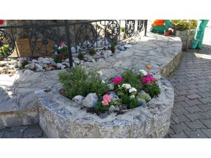 Mahalleler çiçeklendiriliyor