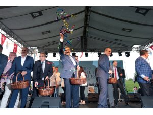 Tıp Festivalinde Gökten Mesir Macunu Yağdı