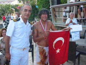 Başarılı yüzücü ödülünü oğluyla birlikte aldı