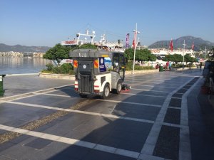 Marmaris Limanında Hizmet  Devam Ediyor