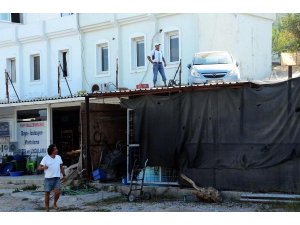 Otomobille işyerinin çatısına uçtu