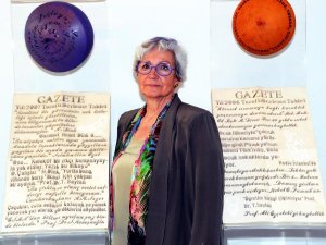 Gazeteler taştan şapkalar ahşaptan