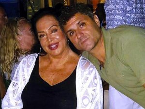 Sultan'ın Simili restoran işletmecisiyle fotoğrafı Yunan sitelerinde