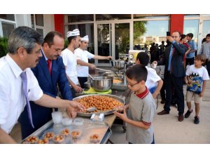 Darbe şehitleri için okulda anma
