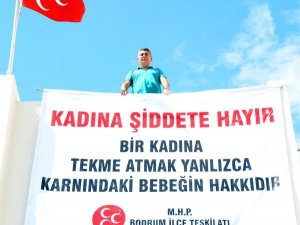 MHP'den şortlu hemşireye yapılan saldırıya pankartlı tepki
