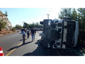 Çöp toplama TIR'ı virajda devrildi