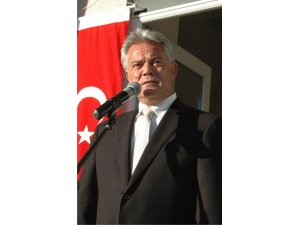 "TİYATRO, İNSANI İNSANA  ANLATMA ÇABASIDIR"