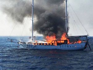 Marmaris'te ahşap gulet yandı