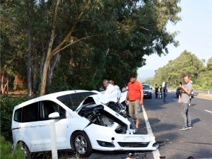 Otomobil radar aracına çarptı: 4 yaralı
