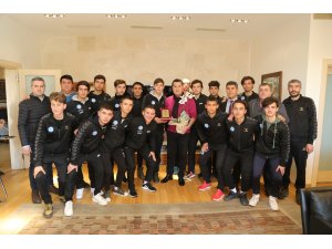 Liseli futbolculardan Başkan Kocadona ziyaret 