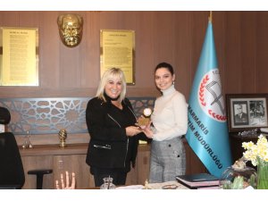 Genç yazara teşekkür plaketi