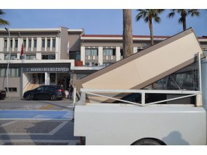 BELEDİYE GİRİŞİNDEKİ “METAL KAPI DEDEKTÖRÜ” KALDIRILDI