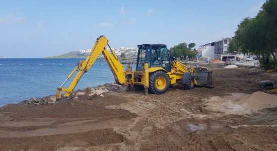 BODRUM SAHİLİNE  İZİNSİZ YAPILAN TAŞ DUVARIN YIKIMI  GERÇEKLEŞTİRİLDİ