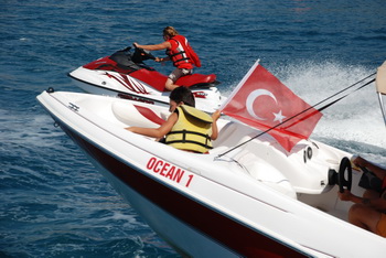 Denizde Ay-Yıldızlı şov