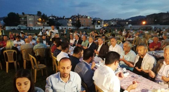 Ak Parti İlçe Teşkilatı vatandaşlarla iftar yemeğinde buluştu