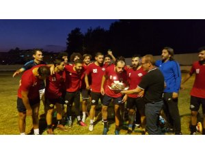 Marmarissporlu Kadir'in Kafasına Un Döktüler