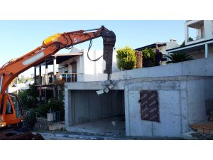 BODRUM'DA İMARA AYKIRI KAÇAK BİNALARIN YIKIMI SÜRÜYOR