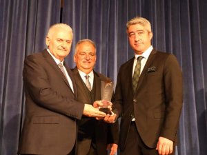 BAŞKAN OKTAY'A ÖDÜL