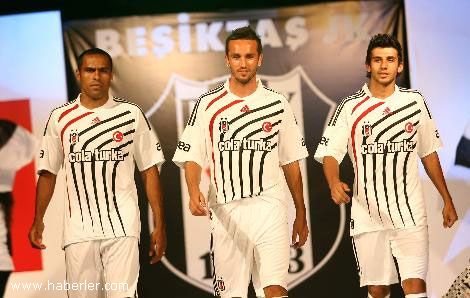 Futbolcular mankenlik yaptılar