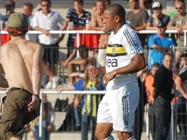 Roberto Carlos'a sahada elle taciz!