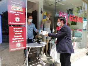 AK Parti Marmaris'te  2000 maske dağıttı