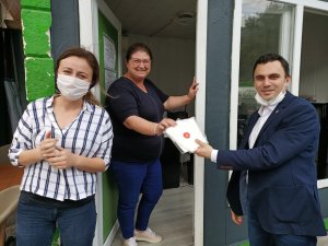 Başkan Gökmen balkonlardan kendisine seslenip maske isteyen vatandaşlara da maske dağıttı