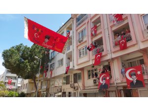 Marmaris'te 23 Nisan balkonlarda kutlandı