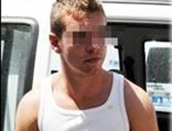 Küstah turistten Ata'ya hakaret